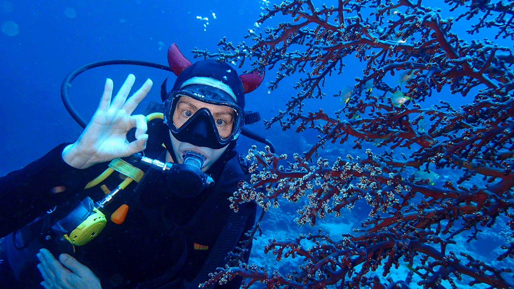 Personne essayant un masque de plongée correcteur dans un magasin spécialisé