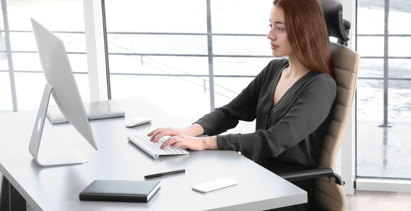 Cette configuration libère l’espace bureau pour documents et accessoires quotidiens.