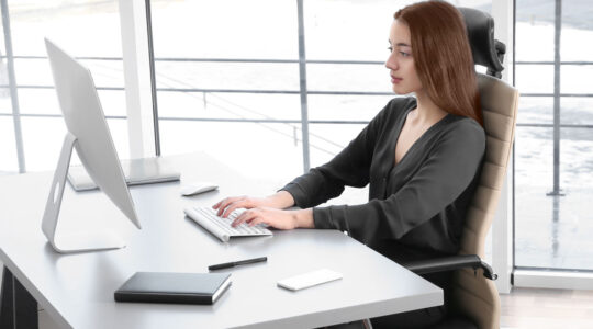 Cette configuration libère l’espace bureau pour documents et accessoires quotidiens.